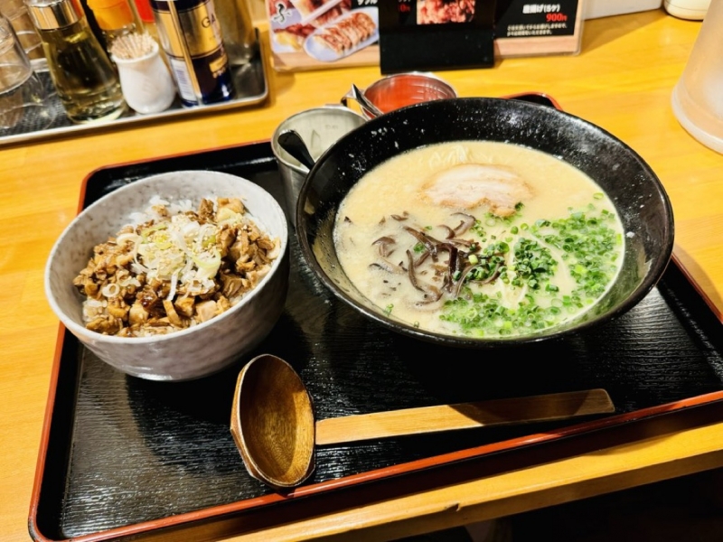 TOMOE(ﾄﾓｴ) 博多とんこつラーメン